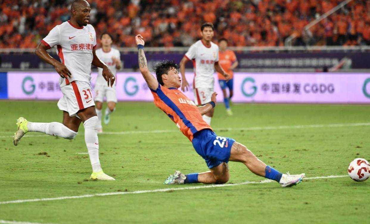 包含山东泰山训练开放日，转会期强势反弹引欢呼，中超在即，心理建设被强调的词条-竞技宝电竞